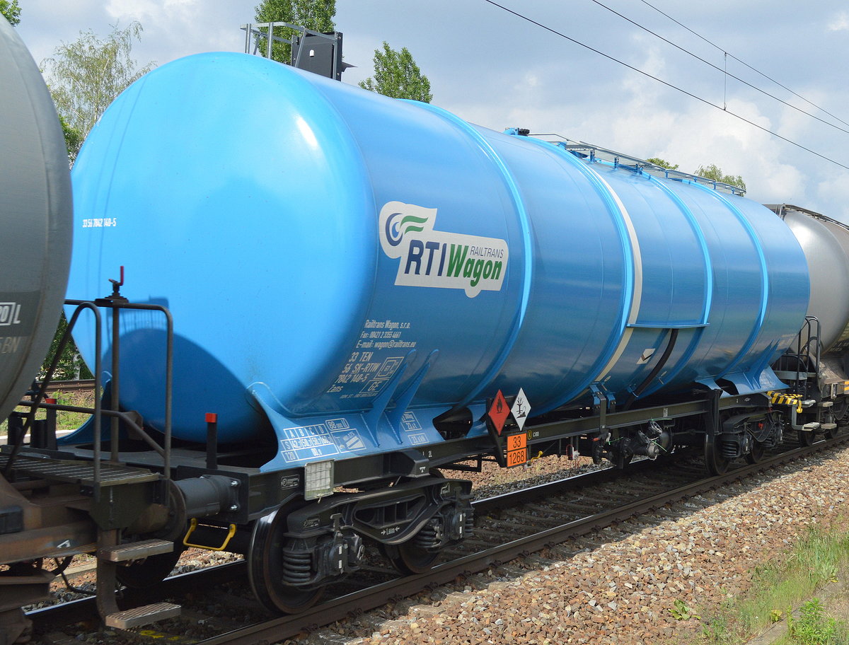 Die habe ich vor zwei Jahren auf der InnoTrans gesehen jetzt also in Gebrauch, die schönen hellblauen slowakischen Kesselwagen vom Einsteller Railtrans Wagon, s.r.o. mit dem Logo RAILTRANS RTI WAGON, im Bild der Wagen mit der Nr.33 TEN 56 SK-RTIW 7842 140-5 Zans (UN-Nr.: 33/1268 = Erdoölprodukte)am 01.06.16 Bf.Berlin-Jungfernheide.