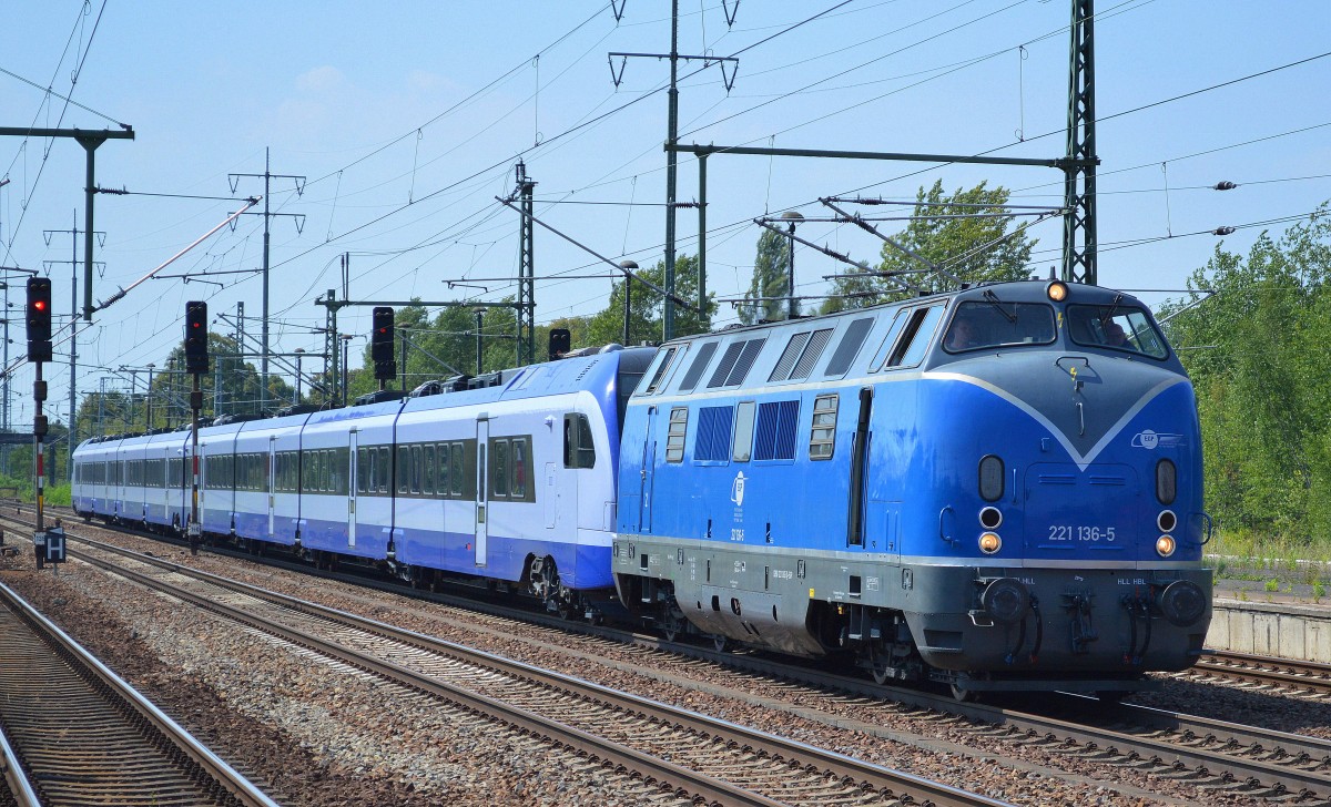 Die haben sich wohl farblich verabredet, EGP 221 136-5 (92 80 1221 135-5 D-EGP) mit einer Überführungsfahrt eines 8-teiligen FLIRT3-Züges mit hochwertigem Interieur von Stadler für Polen PKP Intercity am 04.08.15 Bhf. Flughafen Berlin-Schönefeld.