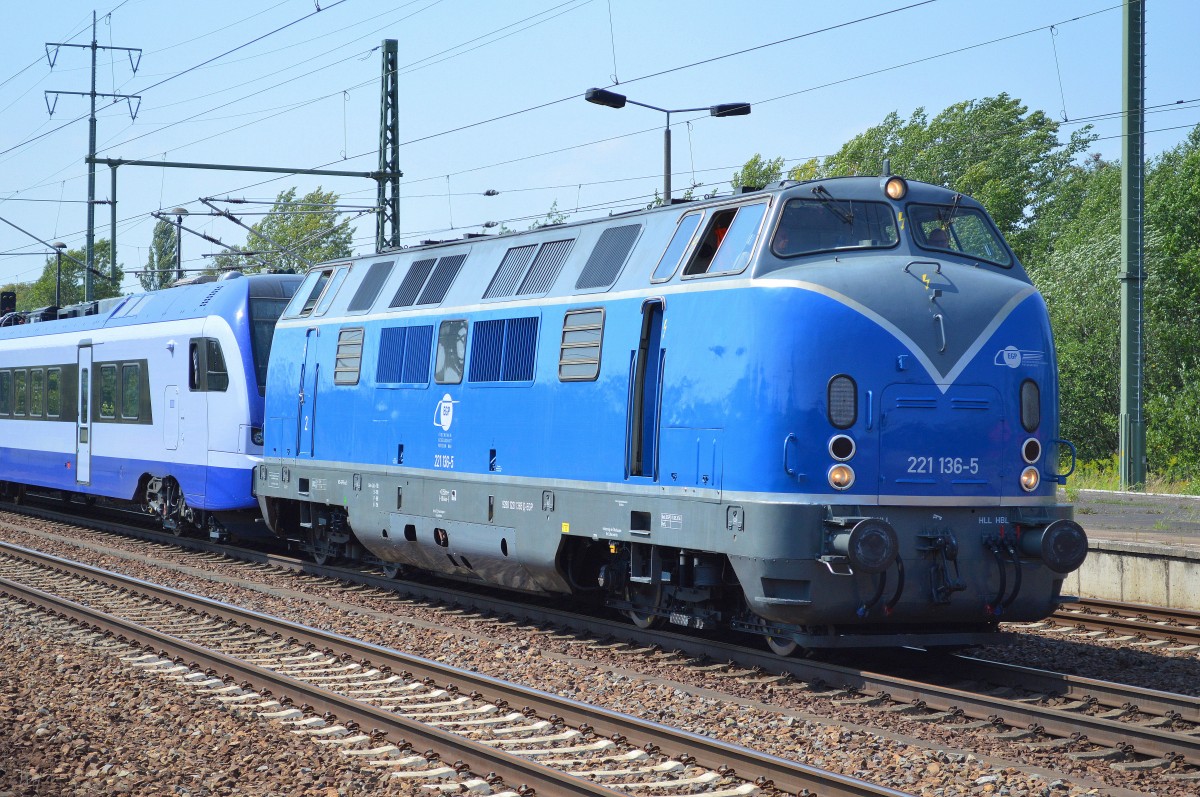 Die haben sich wohl farblich verabredet, EGP 221 136-5 mit einer Überführungsfahrt eines 8-teiligen FLIRT3-Züges mit hochwertigem Interieur von Stadler für Polen PKP Intercity am 04.08.15 Bhf. Flughafen Berlin-Schönefeld.