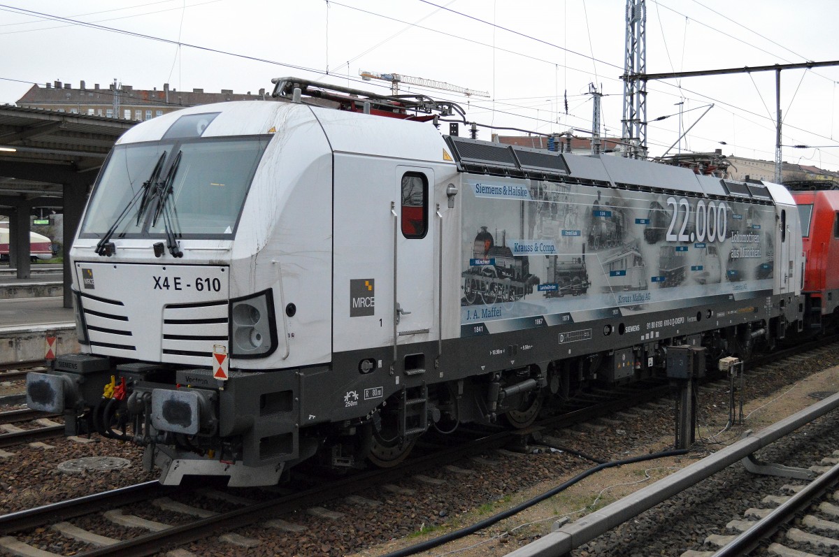 Die hatte ich am Vormittag schon am Rande des Bhf. Berlin-Lichtenberg am Nöldnerplatz parken sehen, jetzt am Nachmittag wurde sie von 185 250-8 abgeholt, die interessant gestaltete ziemlich neue MRCE Vectron X4 E - 610 (NVR-Number: 91 80 6193 610-3 D-DISPO, Siemens Bj.2015), die seit vorigen Monat an DB/Schenker Rail vermietet ist, 07.12.15 Durchfahrtgleis Bhf. Berlin-Lichtenberg. 