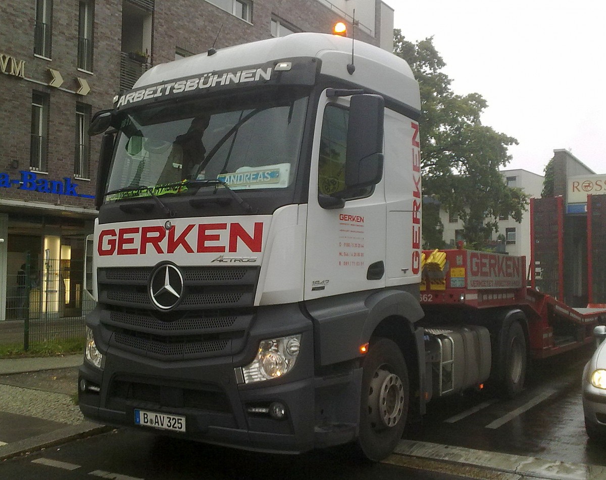 Die Hebeb�hnenverleihfirma Gerken mit einem  MB New ACTROS 1843 mit Ladebr�ckenauflieger, 24.09.13 Berlin-Pankow.