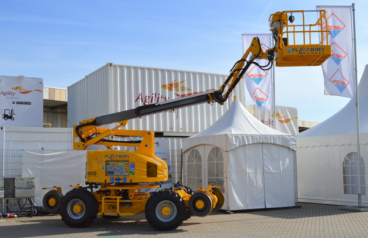 Die italienische Fa. PLATFORM BASKET s.r.I präsentiert ihre neue Zweiwege-Hydraulikarbeitsbühne RR 14 EVO auf der Inno Trans Berlin, 28.09.14