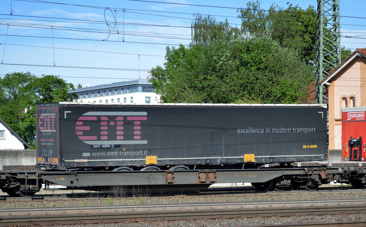 Die italienische Sped. EMT-Transport mit LKW-Auflieger am 23.05.14 Bhf. Fulda.