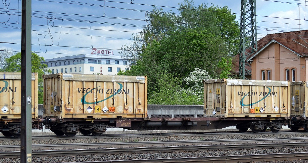 Die italienische Spedition und Logistiker VECHI ZIRONI TRANSPORT mit eigenen Spezialcontainer mit Planeabdeckung lt. UN-Nr. 90/3077 für den Transport von festen umweltgefährdenden Stoffen (Sondermüll?), 03.05.14 Bhf. Fulda.