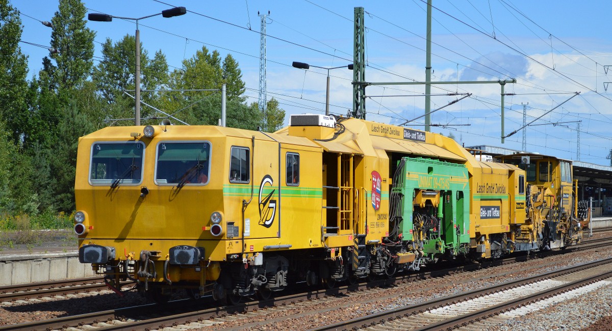 Die Lasch GmbH Zwickau (Gleis- und Tiefbau) mit P&T UNIMAT 09-475/4S Gleisstopfmaschine und Schnellschotterplaniermaschine SSP 110SW bei der Durchfahrt Bhf. Flughafen Berlin-Schönefeld.