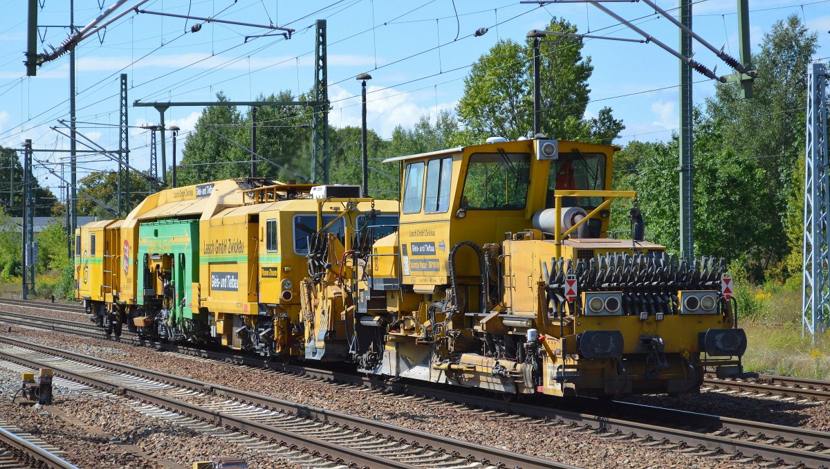 Die Lasch GmbH Zwickau mit P&T UNIMAT 09-475/4S und dahinter die Deutsche Plasser Schnellschotterplaniermaschine SSP 110SW am 12.08.14 Bhf. Flughafen Berlin-Schönefeld.