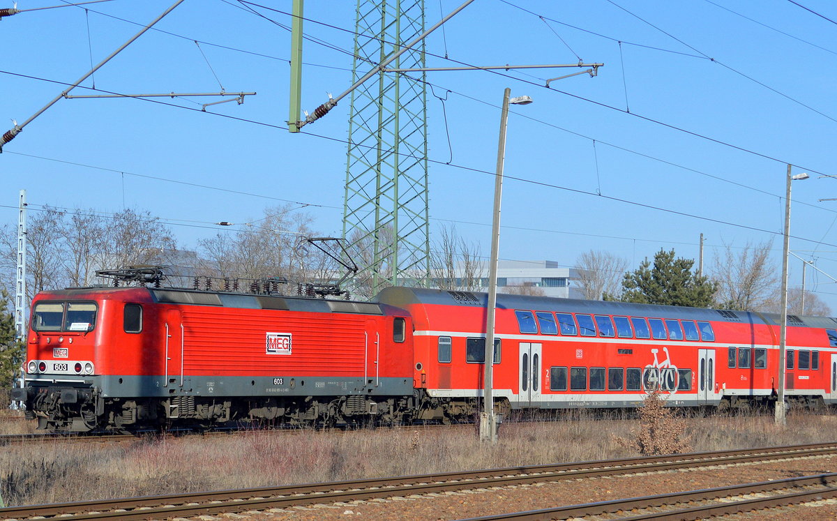 Die Linie RB 14 von Bf. Flughafen Berlin-Schönefeld nach Nauen ist im Moment mit einem Zug übergangsweise mit der MEG 603 (143 851-4) im Einsatz, 14.02.17 
