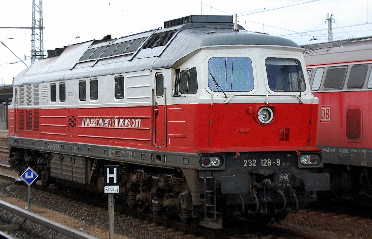 Die Ludmilla von East-West Railways 232 128-9 war am Rande des Bhf. Berlin-Lichtenberg (N�ldnerplatz) Lokabstellplatz abgestellt und f�hrt nun zur Bereitstellung am 14.08.13 durch den Bhf. Berlin-Lichtenberg.