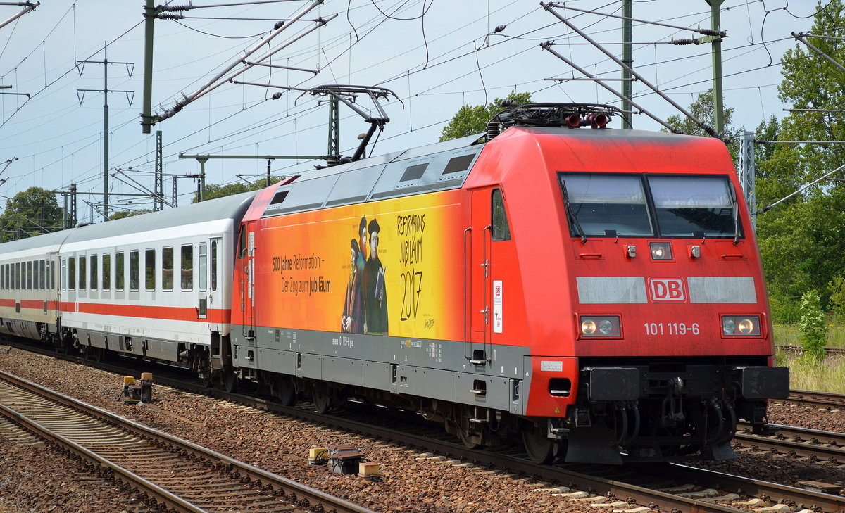 Die Luther 101ér 101 119-6 mit IC-Wagengarnitur am 22.07.17 Durchfahrt Bf. Flughafen Berlin-Schönefeld.