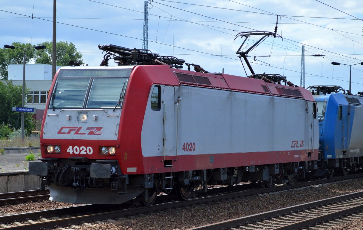 Die Luxemburger Bombardier TRAXX P140 AC1 ist weitgehend mit der BR 185 indentisch hat aber ähnlich der BR 146 auch eine Ausstattung zur Personenbeförderung siehe auch Display an der Vorderfront, hier also CFL 4020 (91 82 000 4020-5 L-CFL) für die CFL Cargo tätig mit Containerzug, habe ich im Berliner Raum bisher noch nie gesehen, daher eine echte Überraschung, 31.07.15 Bhf. Flughafen Berlin-Schönefeld.