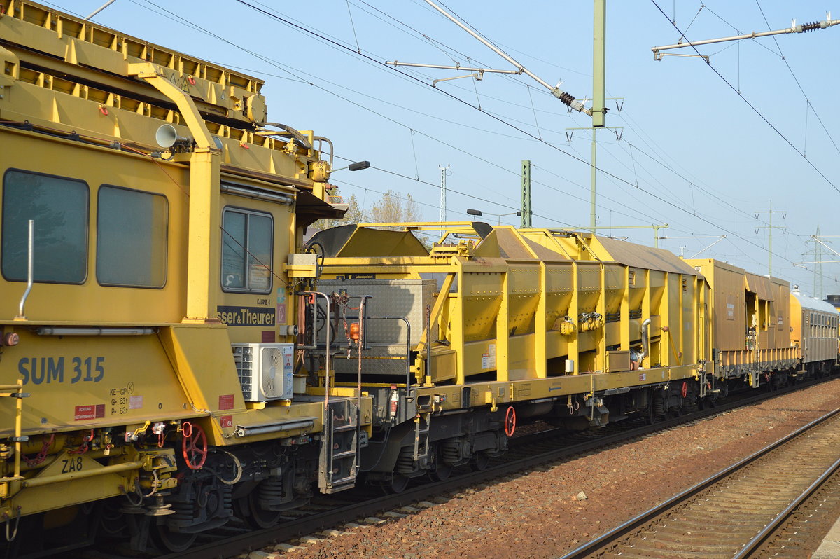 Die Marerialfördereinheit der Schnellumbaumschine SUM 315  Büffel  der DB Bahnbau Gruppe am 16.10.17 Bf. Flughafen Berlin-Schönefeld.