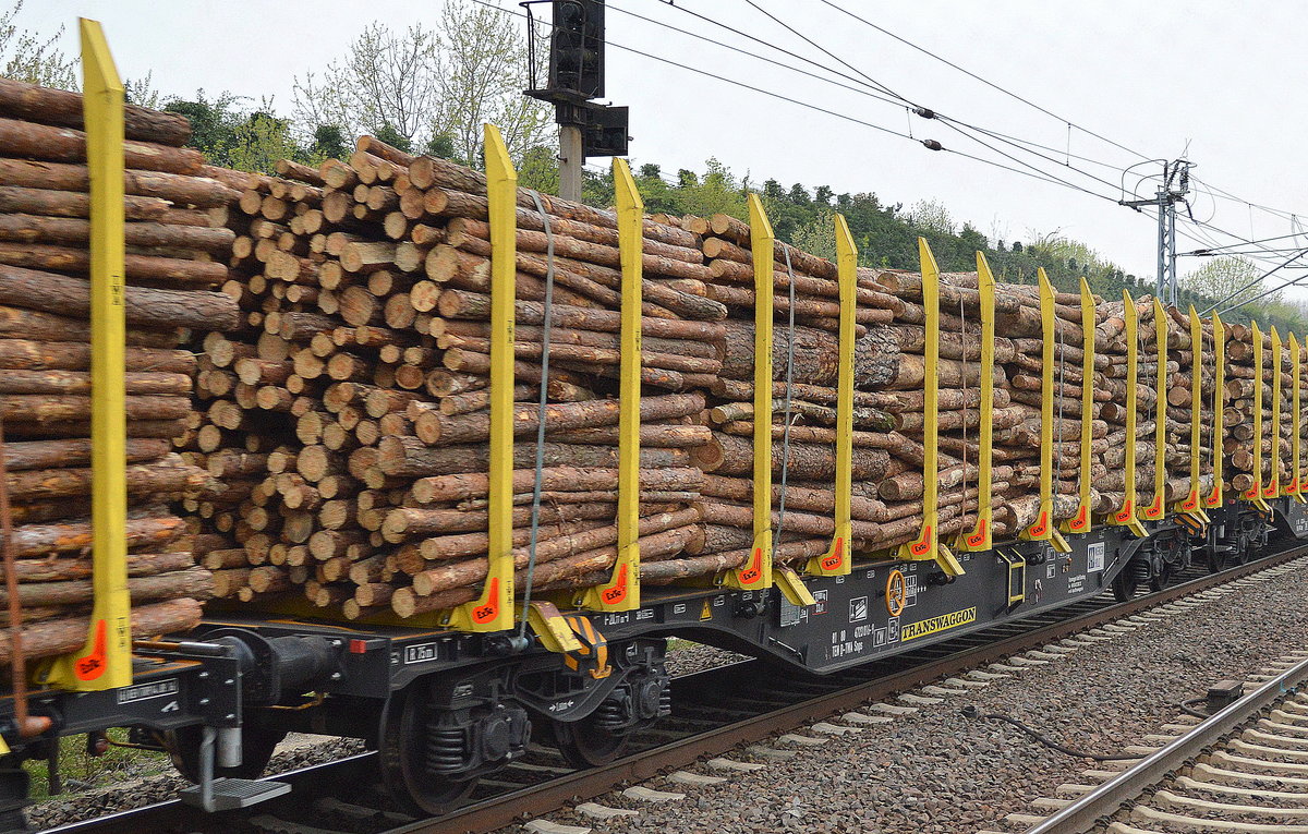 Die im Moment meist benutzten Drehgestell-Flachwagen mit Niederbindeeinrichtungen vom Einsteller TRANSWAGGON für Stammholz-Transporte, im Bild der Wagen mit der Nr. 81 TEN 80 D-TWA 4723 016-9 Snps am 04.04.17 Berlin-Hohenschönhausen.