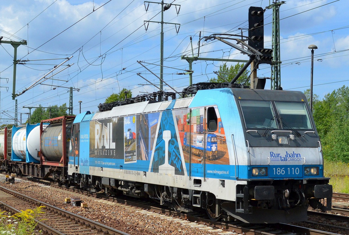Die im Moment vielleicht schönste private Werbelok ist die Railpool Mietlok 186 110 (91 80 6186 110-3 D-Rpool, Bombardier Bj.2007) mit der  Railmagazin  Werbung die für die Rurtalbahn Cargo -RTB mit Containerzug am 01.08.14 Bhf, Flughafen Berlin-Schönefeld durchfährt.