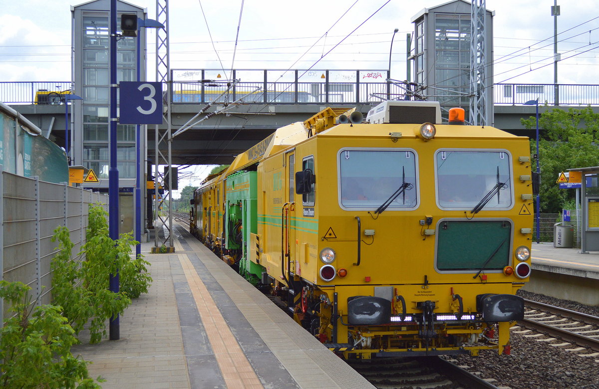 Die neue moderne Plasser & Theurer Weichen- und Gleisinstandhaltungsmaschine Unimat 09-475/4S N-Dynamic der BUG Verkehrsbau AG am 06.07.17 Durchfahrt BF. Berlin-Hohenschönhausen.