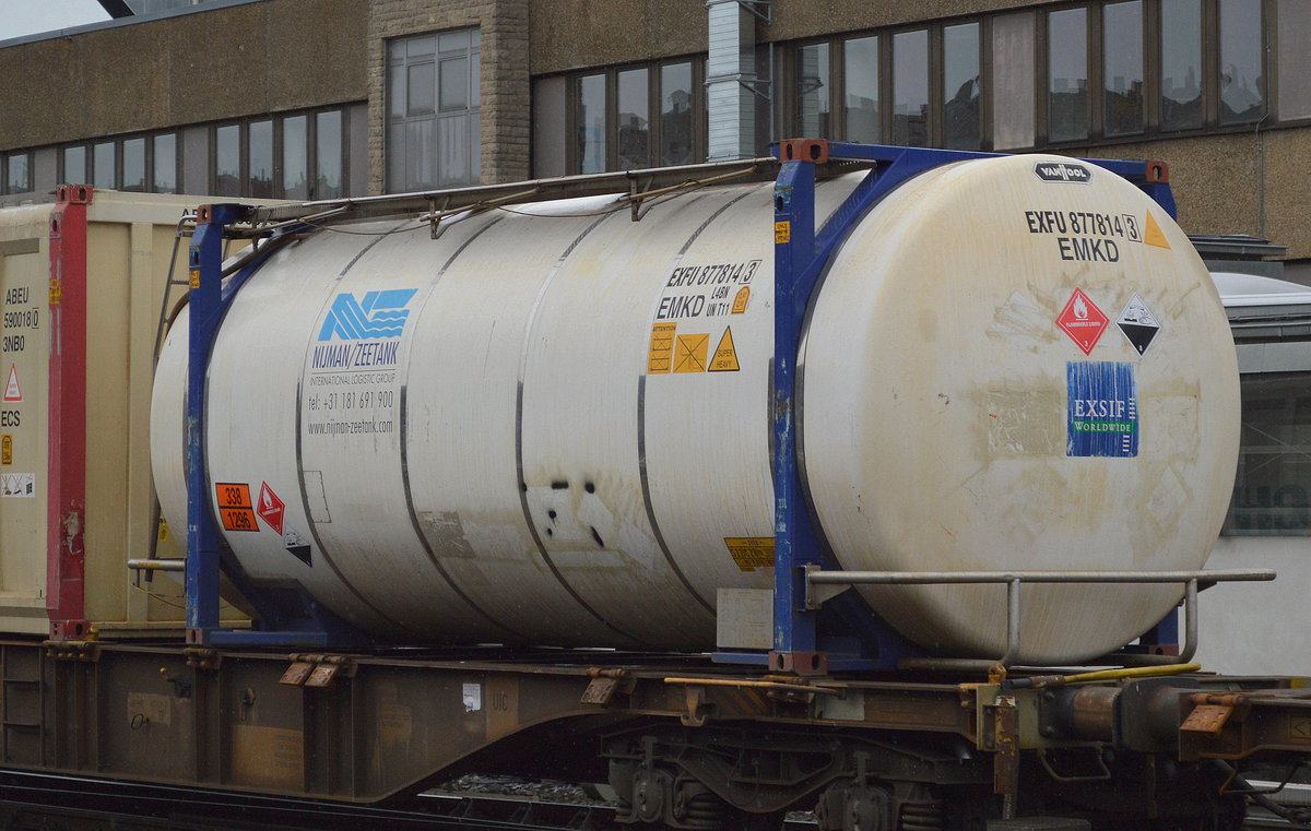 Die niderländische Logistic Group NIJMAN/ZEETANK mit einem 20’ Standard Tank Container (UN-Nr.: 338/1296 = Triethylamin) am 16.05.17 Bf. Berlin-Lichtenberg.