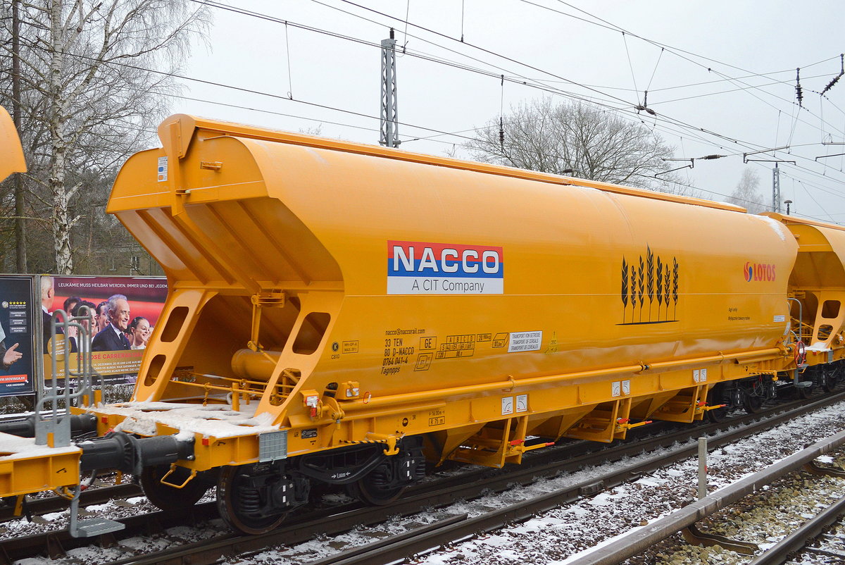 Die noch ganz frischen neuen Drehgestell-Schüttgutwagen mit Schwenkdach und dosierbarer Schwerkraftentladung für Getreidetransporte vom Einsteller NACCO/A CIT Company, dieser im Bild trägt auch das LOTOS Logo der polnischen EVU, Nr. 33 TEN 80 D-NACCO 0764 041-4 Tagnpps am 18.01.17 Berlin-Hirschgarten.