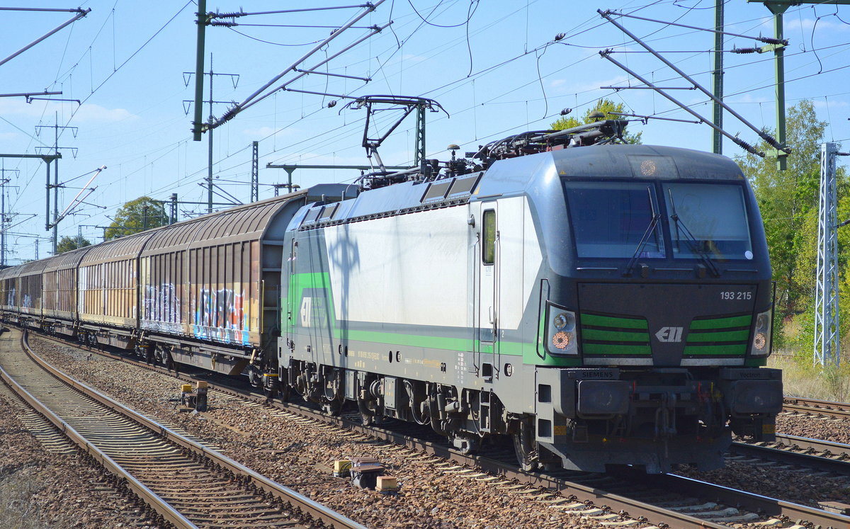 Die österreichische LTE mit der ELL Vectron 193 215[NVR-Number: 91 80 6193 215-1 D-ELOC, Siemens Bj.2015]und einem Ganzzug österreichischer Schiebewandwagen am 15.09.16 Durchfahrt Bf. Flughafen Berlin-Schönefeld.