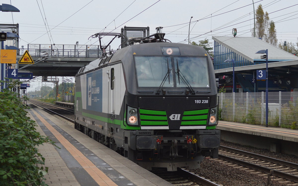 Die österreichische WLC mit der ELL Vectron 193 238 [NVR-Number: 91 80 6193 238-3 D-ELOC, Siemens Bj.2015] am 27.09.17 Bf. Berlin-Hohenschönhausen. 