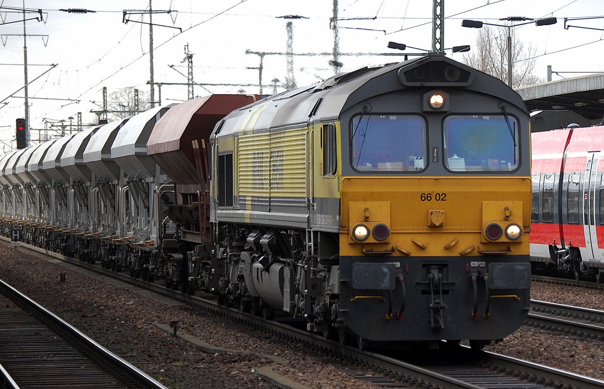 Die optisch auffällige Captrain Claas 66 02 (92 80 1266 030-6 D-CTD, GM-EMD Bj.2001) im Moment für ITL tätig mit dem täglichen Schüttgutwagenzug Richtung Berlin-Marzahn (Industrieübergabegebiet Berlin-Nordost) am 28.11.13 Bhf. Flughafen Berlin-Schönefeld.