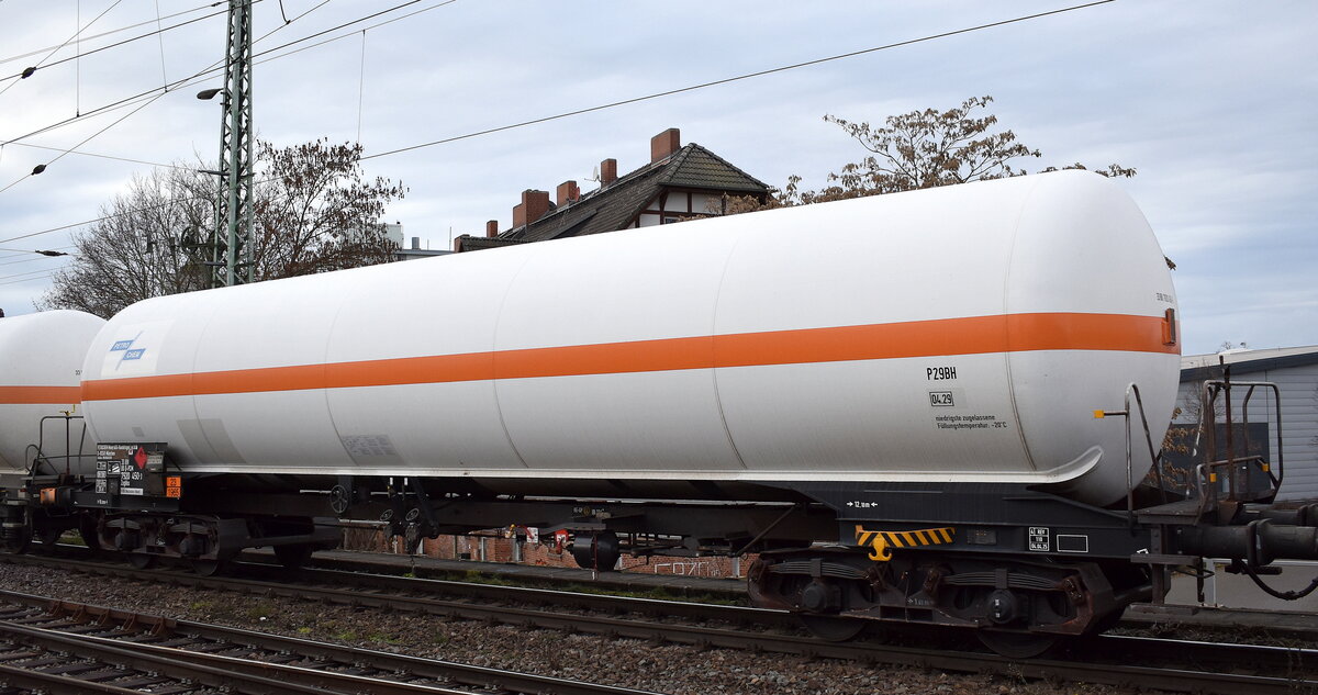 Die PETROCHEM Mineralöl-Handels GmbH mit einem Druckgaskesselwagen mit der Nr. 33 RIV 80 D-PCM 7920 450-3 Zagkks BF. Westhofen/Westf., lt. UN-Nr.: 23/1965 für die Befüllung mit Kohlenwasserstoffgas, Gemische, verflüssigt, N.A.G. in einem gemischten Güterzug am 08.12.25 Höhe Bahnhof Magdeburg-Neustadt.