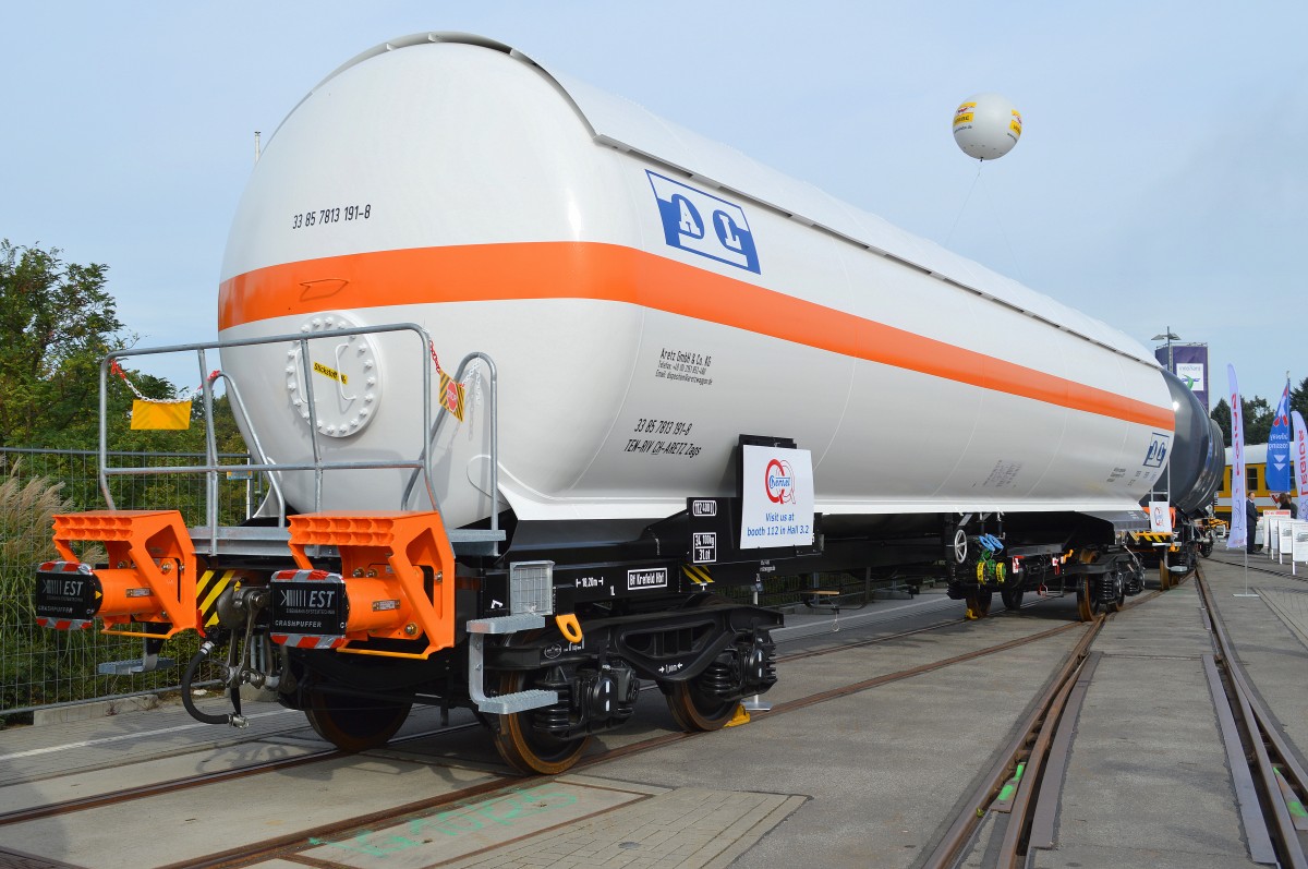Die polnische Fa. CHEMET S.A. (AG) hat seit letztem Jahr nun auch einen neuen Gasdruckkesselwagen aus eigener Produktion auf dem Markt und präsentiert den Wagen der Fa. Aretz GmbH 6 Co.KG mit schweizer Zulassung mit der Nr. 33 TEN-RIV 85 CH-ARETZ 7813 191-8 Zags Bf Krefeld Hbf auf der Inno Trans Berlin.
