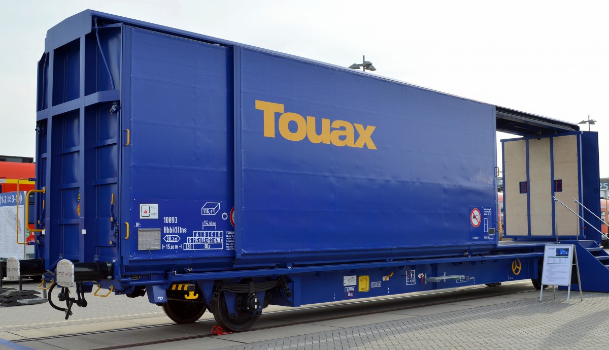 Die polnische Fa. Greenbier Europe Wagony Swidnica S.A. präsentiert diese großvolumige Schiebewandwagen-Einheit vom Typ Hbbi(ll)ns für die belgische Touax Global Services auf der Inno Trans 2014 am 24.09.14 