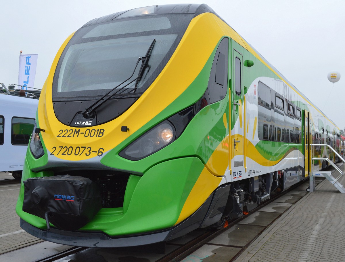 Die polnische Fa. Newag S.A. mit ihrem Dieseltriebzug 222M-001B (2 720 073-6) für die polnische Koleje Mazowiekie gebaut am 26.09.14 Inno Trans Berlin Nicht nur von außen sehr ansprechender Diseltriebzug.