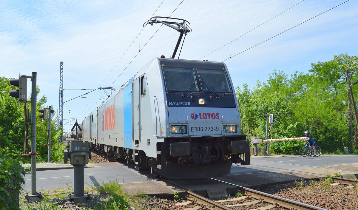 Die polnische Lotos Kolej Sp. z o.o. mit der Railpool Doppeltraktion E 186 273-9 + E 186 276-2 und Kesselwagenzug am 29.05.17 Berlin-Wuhlheide.