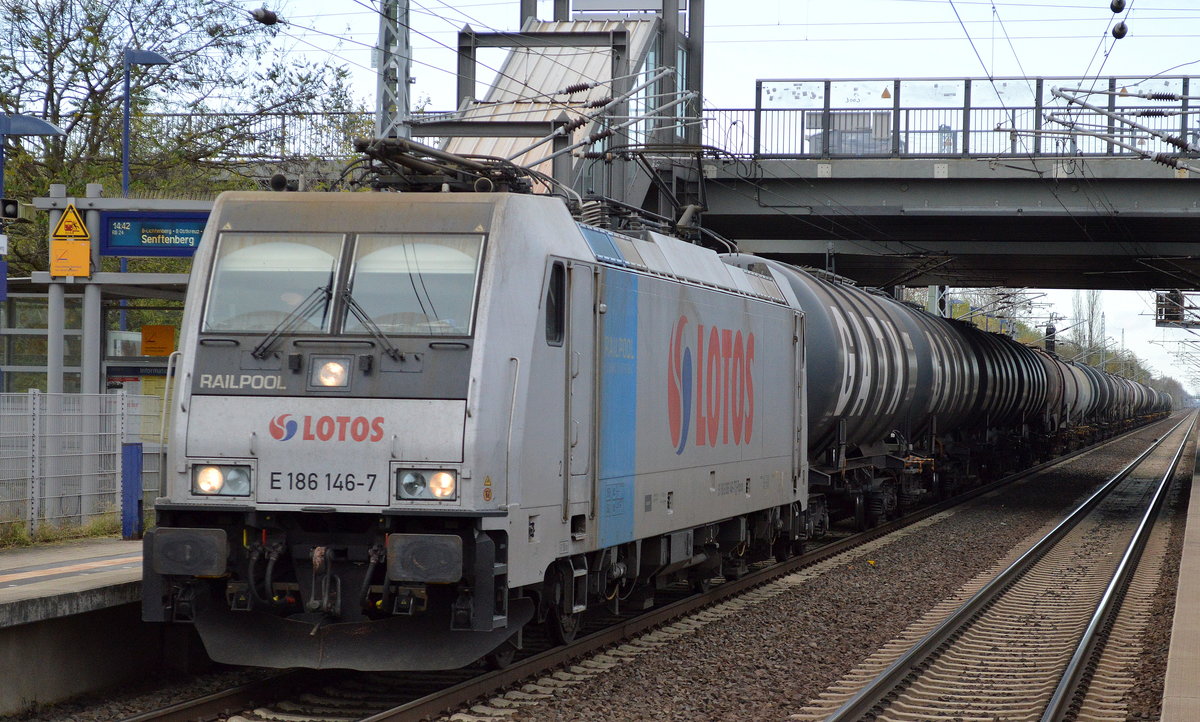 Die polnische LOTOS mir der Railpool-Lok E 186 146-7 und Kesselwagenzug am 07.11.17 Bf. Berlin-Hohenschönhausen.