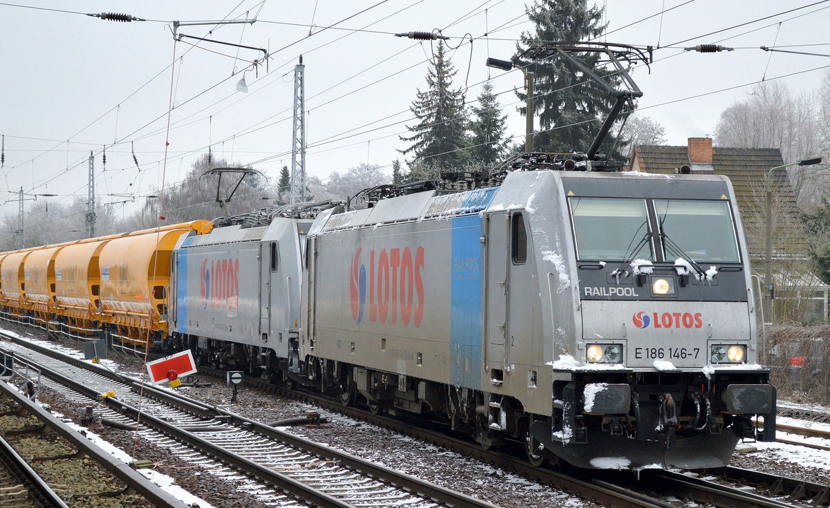 Die polnische LOTOS mit ihren beiden Railpool-Loks E 186 146-7 + 186 276-2 mit einem langen Ganzzug noch ganz neuer Drehgestell-Schüttgutwagen mit Schwenkdach und dosierbarer Schwerkraftentladung für Getreidetransporte vom Einsteller NACCO/A CIT Company am 18.01.17 Berlin-Hirschgarten.