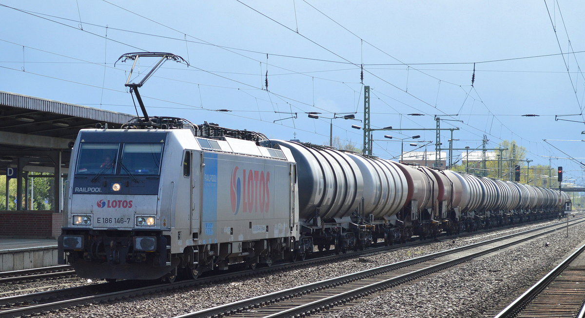 Die polnische LOTOS mit der Railpool-Lok E 186 146-7 und Kesselwagenzug am 11.04.17 Bf. Flughafen Berlin-Schönefeld.