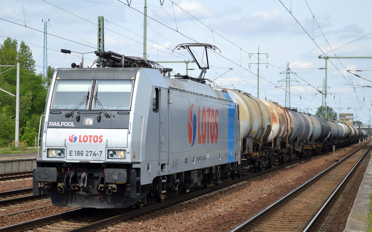 Die polnische LOTOS mit der Railpool-Lok E 186 274-7 und Kesselwagenzug am 27.06.17 Bf. Flughafen Berlin-Schönefeld.