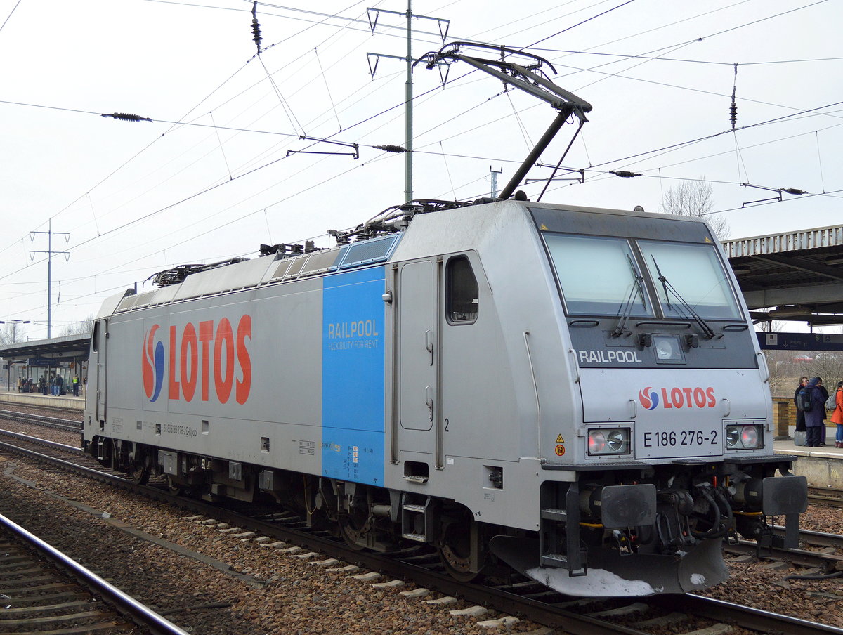 Die polnische LOTOS mit der Rpool Lok E 186 276-2 bei der Durchfahrt Bf. Flughafen Berlin-Schönefeld. 