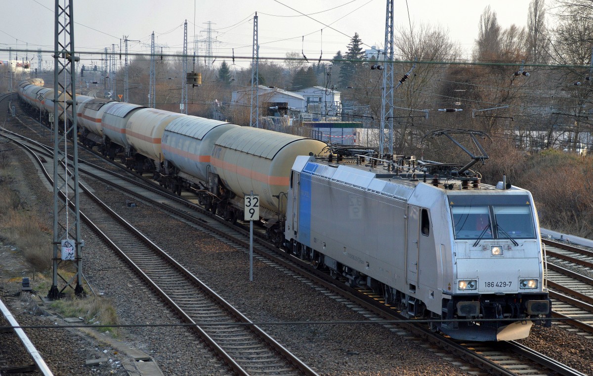 Die polnische Transchem mit der Railpool-Lok 186 429-7 und einem Ganzzug Gasdruckkesselwagen (Ammoniak) am 09.03.16 Berlin-Springpfuhl.