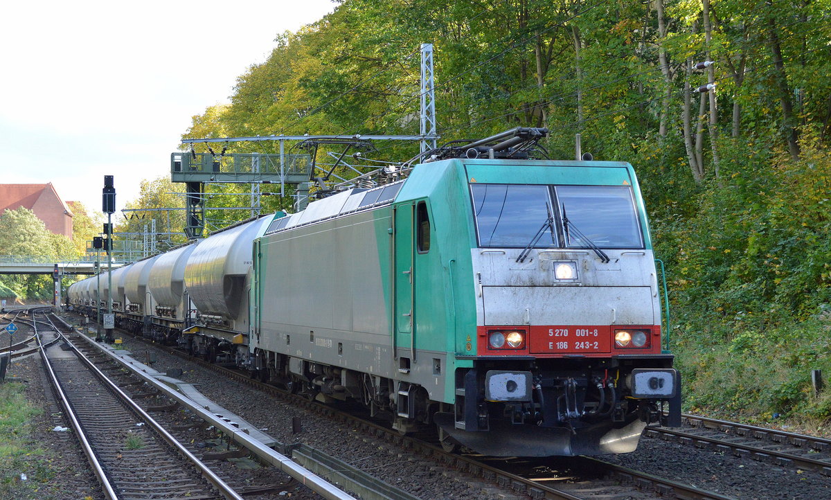 Die polnische Transchem Sp. z o.o mit der gemieteten 5 270 001-8/E 186 243-2 und einen Ganzzug Staubgutwagen (event. für Polyclear PET-Flaschenrohstoff, Plastikgranulat) am 12.10.17 Höhe Berlin Schönhauser Allee 
