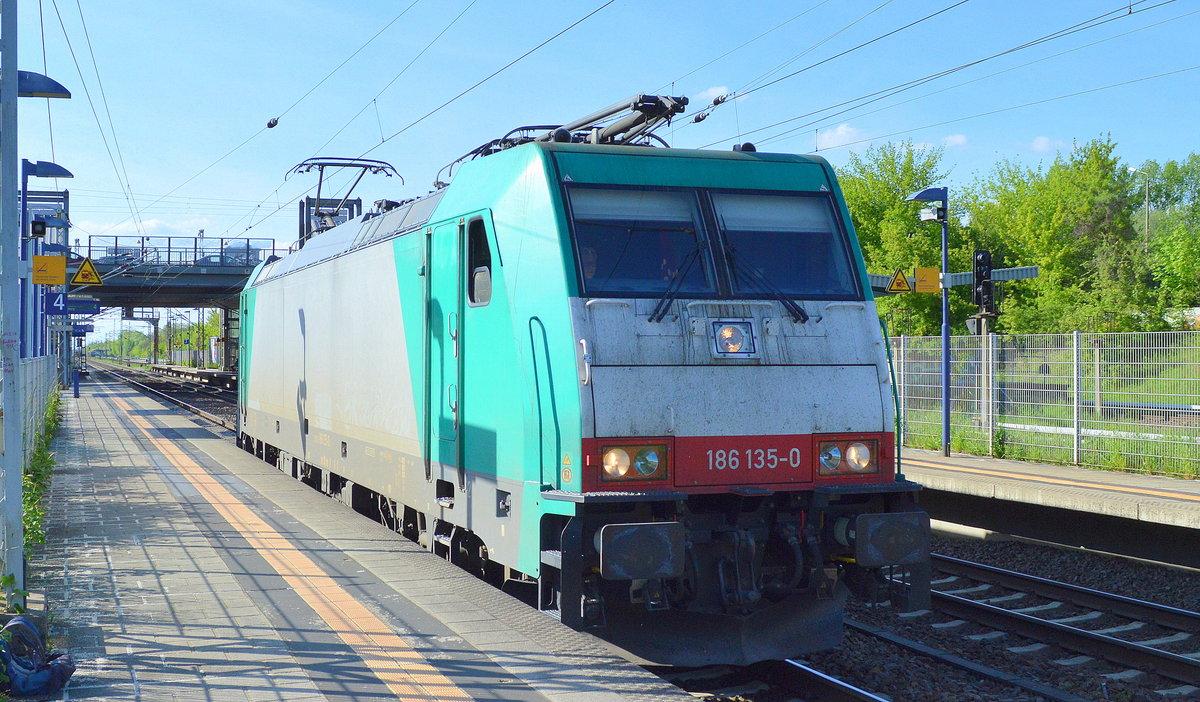 Die polnische Transchem Sp. z o.o mit der 186 135-0 am 15.05.17 Durchfahrt Bf. Berlin-Hohenschönhausen.