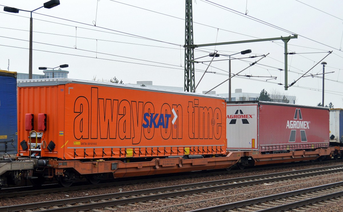 Die polnischen Transportunternehmen SKAT sp. z.o.o. und AGROMEX sp. z.o.o. mit LKW- Aufliegern am 01.04.14 Bhf. Flughafen Berlin-Schönefeld.