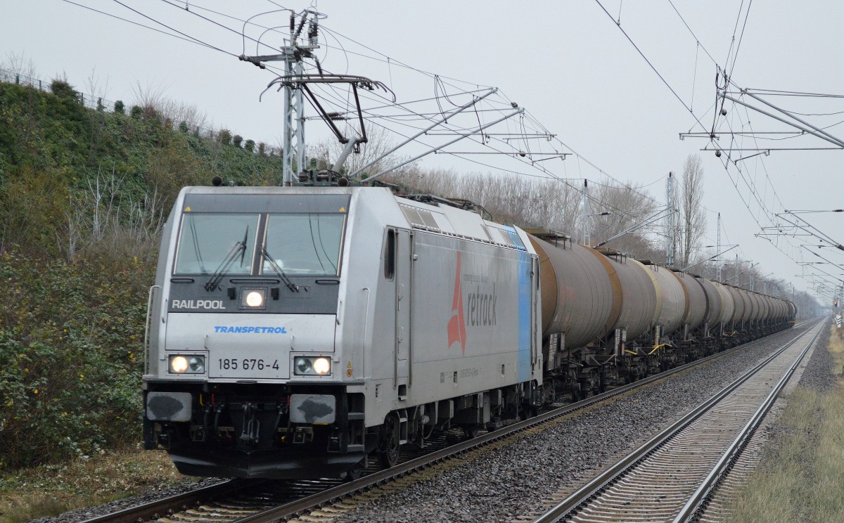 Die Railpool Lok 185 676-4 (NVR-Number: 91 80 6185 676-4 D-Rpool, Bombardier Bj.2009) im Dienst von VTG Rail Logistics Deutschland GmbH / Bräunert Eisenbahnverkehr GmbH & Co. KG mit einem Kesselwagenzug am 11.12.15 Berlin-Hohenschönhausen.