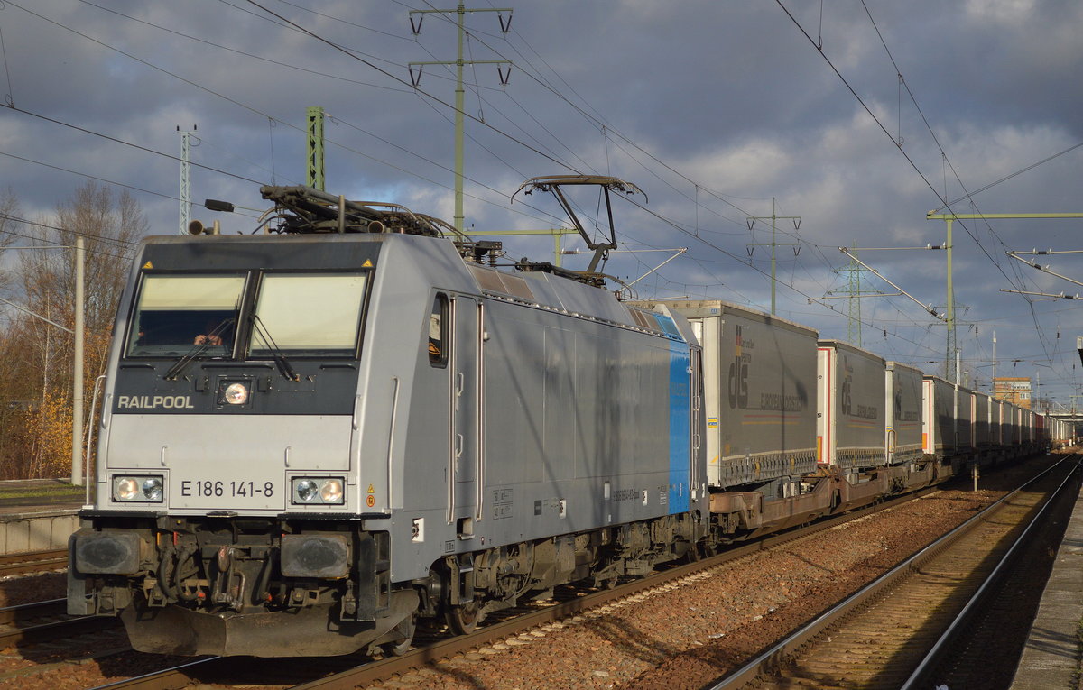 Die Railpool-Mietlok E 186 141-8 für ERSR? oder LKOMOTION? mit KLV-Zug am 27.11.16 Durchfahrt Bf. Flughafen Berlin-Schönefeld.