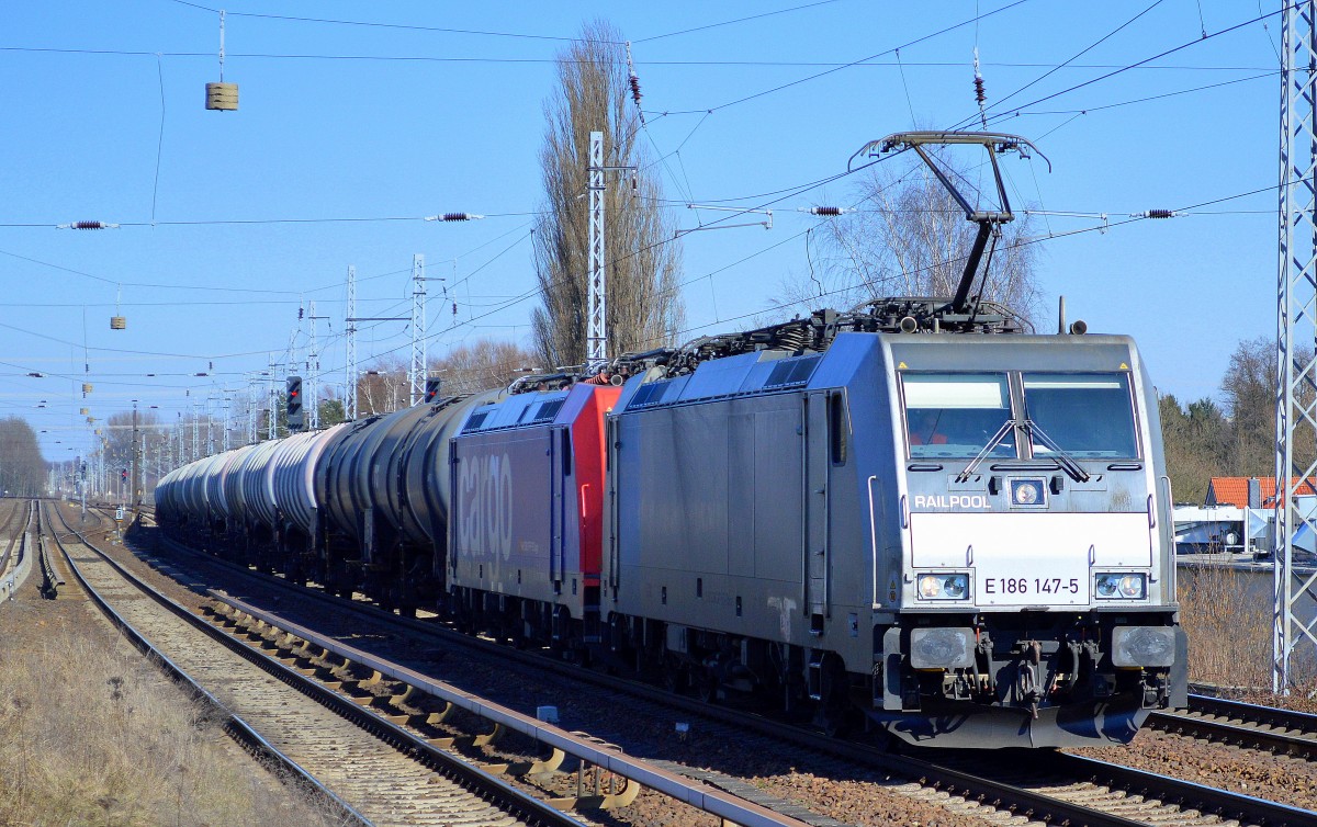 Die Railpool Mietlok E 186 147-5 (91 80 6186 147-5 D-Rpool, Bombardier Bj.2007) für HSL Logistik + eine SBB Cargo Mietlok am Haken mit Kesselwagenzug am 18.03.15 Berlin-Karow