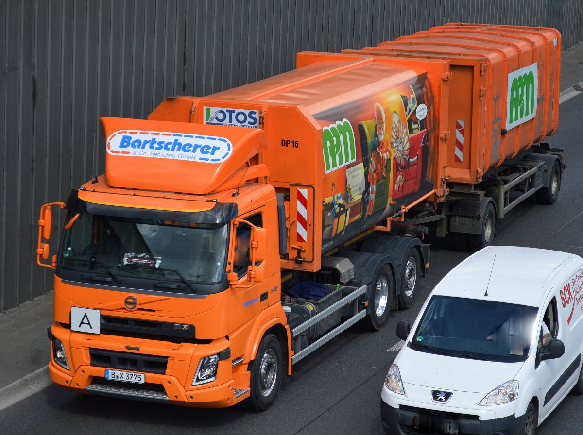 Die Recycling Firma Bartscherer mit ihrem noch recht neuen VLVO FMX 540 Abrollkipper mit Spezialentsorgungsabrollbehältnis mit Haller Lotos-System für den Einmannbetrieb mit Seiten- oder Heckbeöffnung mit lustigem Motiv drauf + Hänger am 07.05.15 Berliner Stadtautobahn Höhe Knobelsdorffstr.
