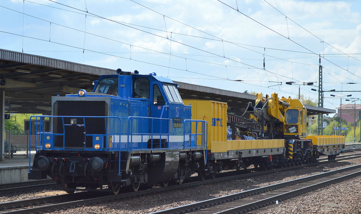 Die relativ neue Spitzke Logistik Lok V 100-SP-027 (D-SLG 92 80 1214 017-6) mit einer  Krupp-Gleisbohrramme umgeben von zwei Schutzwagen am 26.04.17 Durchfahrt Bf. Flughafen Berlin-Schönefeld.