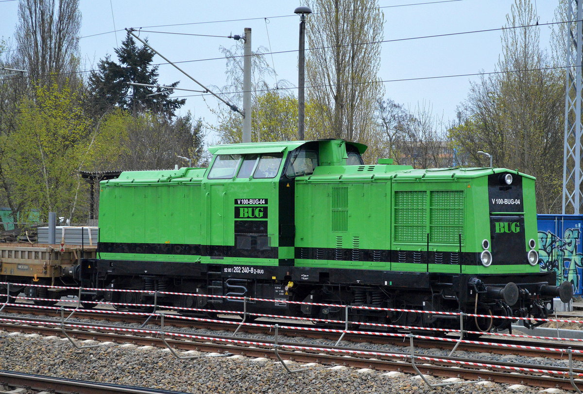 Die relativ neue V 100-BUG-04 [NVR-Nummer: 92 80 1202 240-8 D-BUG, LEW Bj.1970]  mit einigen Drehgestell-Flachwagen der hvle am 05.04.17 Berlin-Blankenburg abgestellt. 