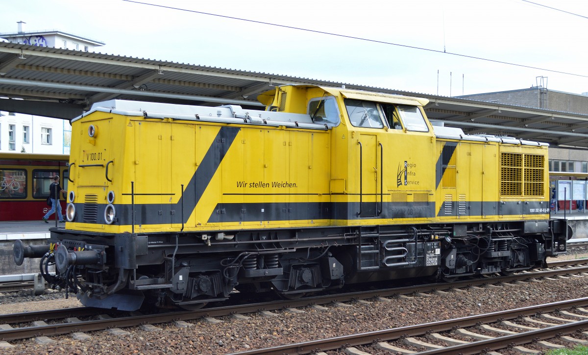 Die RP-Eisenbahn GmbH (Regio Infra Service Sachsen GmbH) mit ihrer V 100.01 (9280 1 202 481-8 D-RPE, LEW Bj.1972) auf dem Durchfahrtgleis Bhf. Berlin-Lichtenberg, 18.09.15