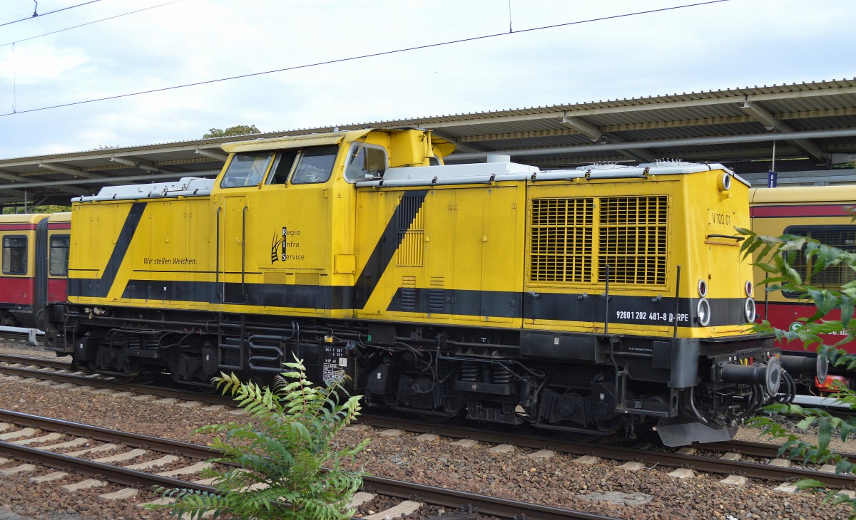 Die RP-Eisenbahn GmbH (Regio Infra Service Sachsen GmbH) mit ihrer V 100.01 (9280 1 202 481-8 D-RPE, LEW Bj.1972) auf dem Durchfahrtgleis Bhf. Berlin-Lichtenberg, 18.09.15
