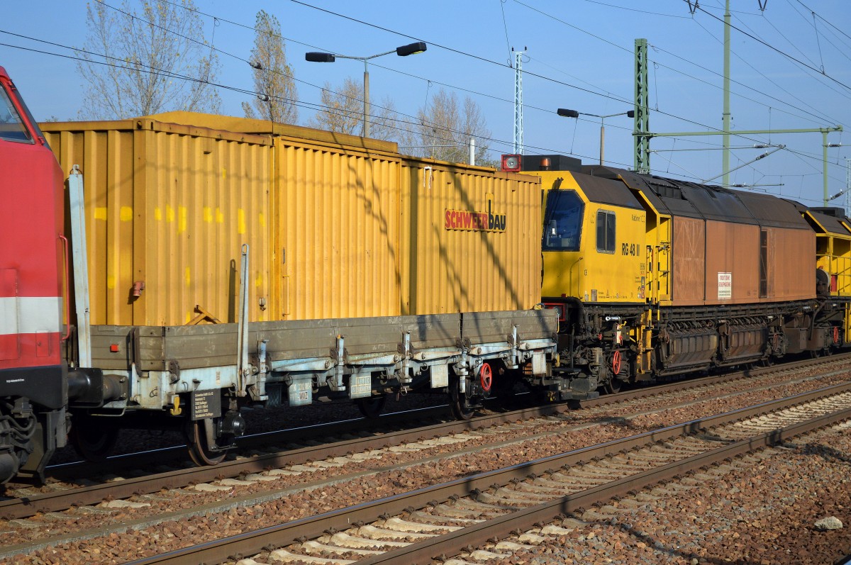 Die Schienenschleifmaschinen RG 48 II von der Fa. Schweerbau mit zweiachsigem Nebenwagen mit zwei Werzeugcontainern mit der Nr. 27 RIV 80 D-WVZ 3302 003-5,  31.10.15 Bhf. Flughafen Berlin-Schönefeld.