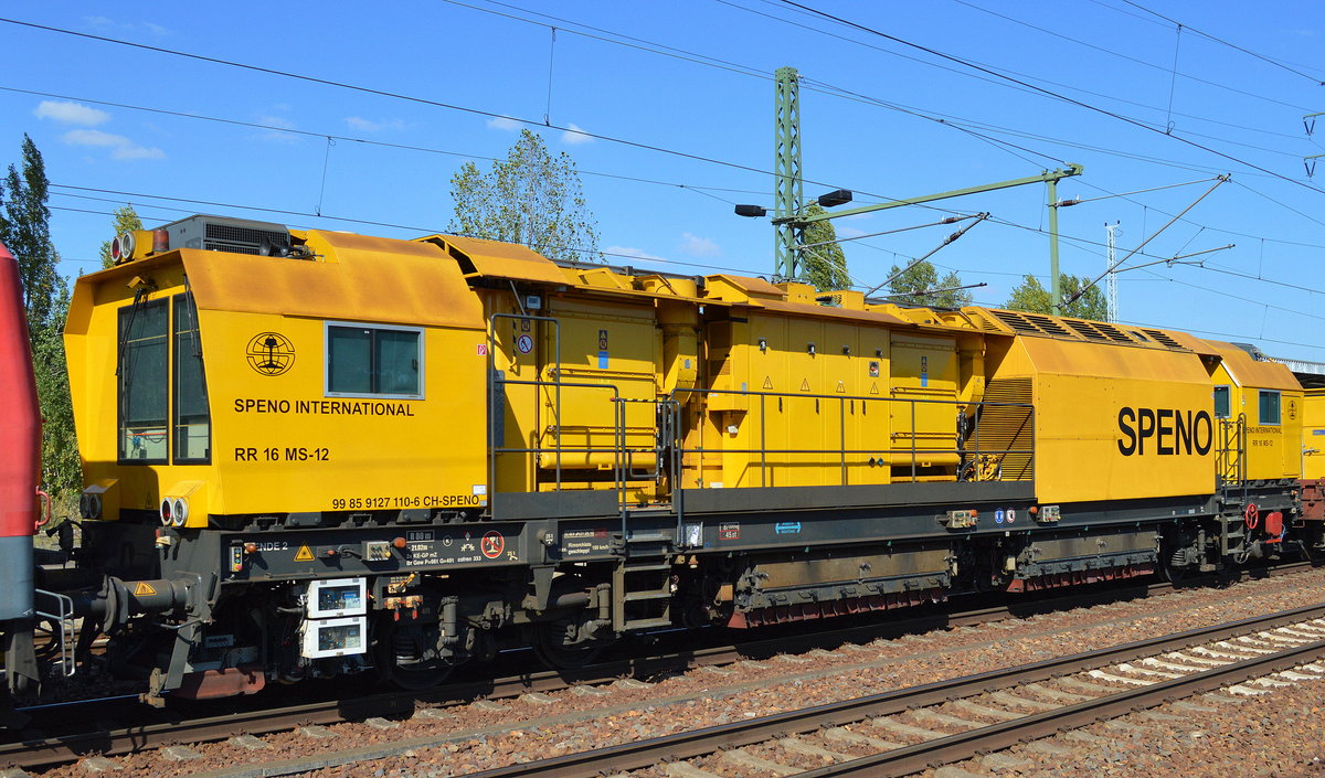 Die schweizer Schienenschleifmaschine RR 16 MS-12 (99 85 9127 110-6 CH-SPENO) der Fa. SPENO INTERNATIONAL am Haken von 143 038-8 am 15.09.16 Bf. Flughafen Berlin-Schönefeld.