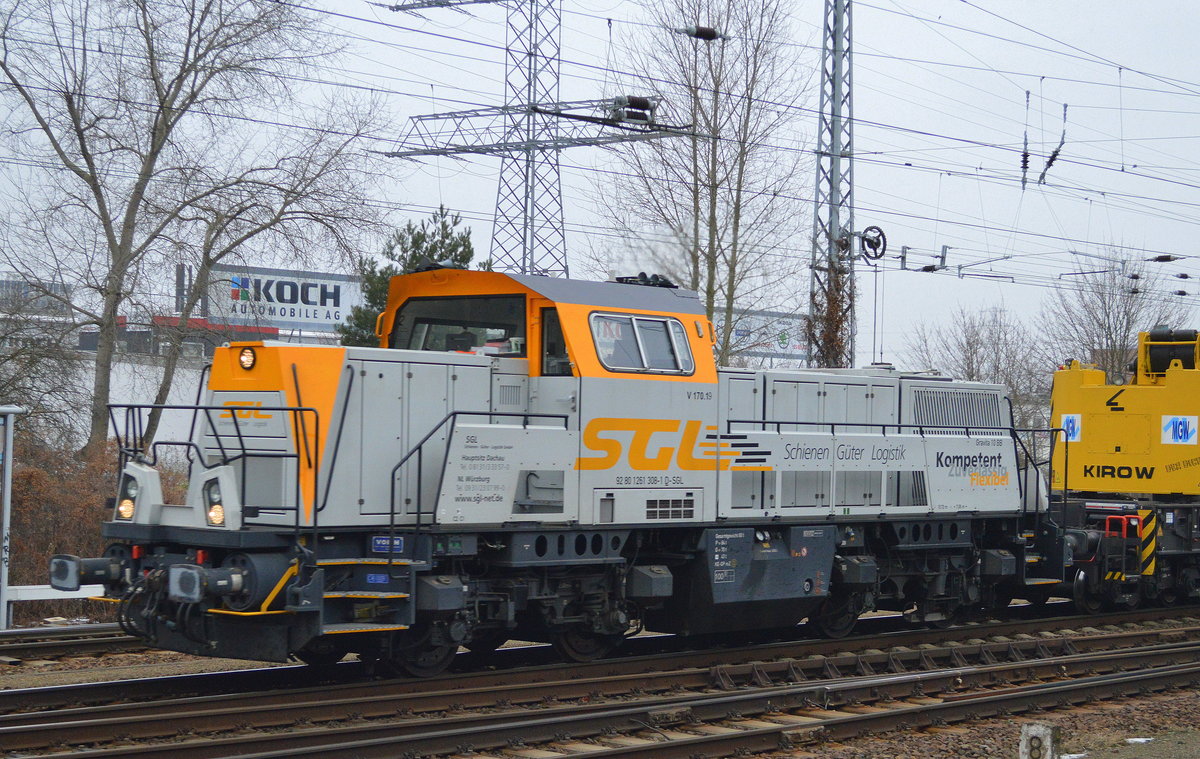 Die sehe ich im Berliner Raum zum ersten Mal, es handelte sich überraschend um die VOITH GRAVITA 10 BB der Fa. Schienen Güter Logistik SGL V 170.19 (92 80 1261 308-1 D-SGL) mit dem Berliner MGW Schienengleisbaukran (KIROW KRC 810T)+ Schutzwagen am Haken am 25.01.17 Berlin-Springpfuhl.