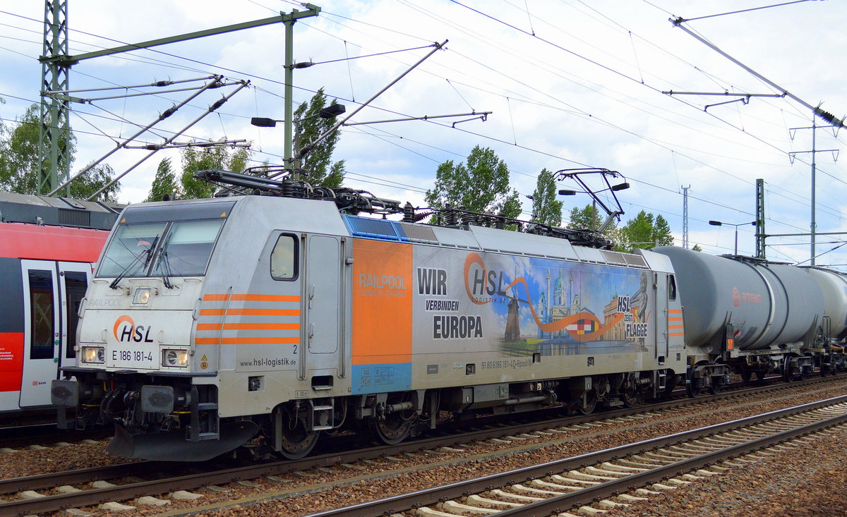 Die sehr schön gestaltete Railpool Mietlok E 186 181-4 der HSL am 29.06.16 mit Kesselwagenzug in Bf. Flughafen Berlin-Schönefeld.