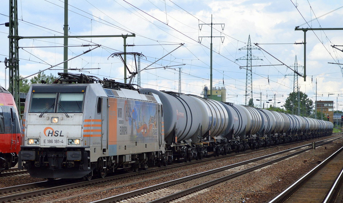 Die sehr schön gestaltete Railpool Mietlok E 186 181-4 der HSL am 29.06.16 mit Kesselwagenzug in Bf. Flughafen Berlin-Schönefeld.